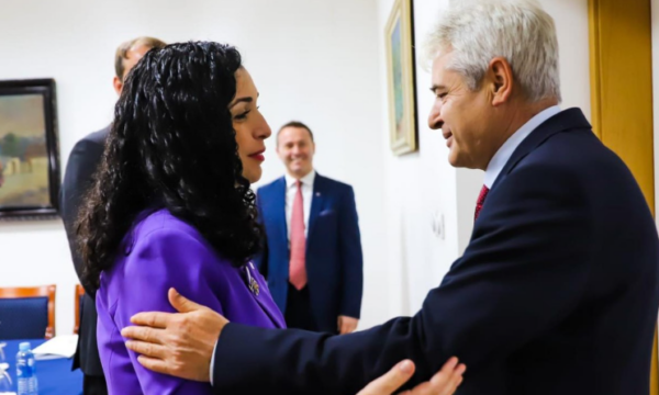 ali-ahmeti-ne-prishtine,-presidentja-osmani-ia-hap-dyert-–-pamje-nga-takimi