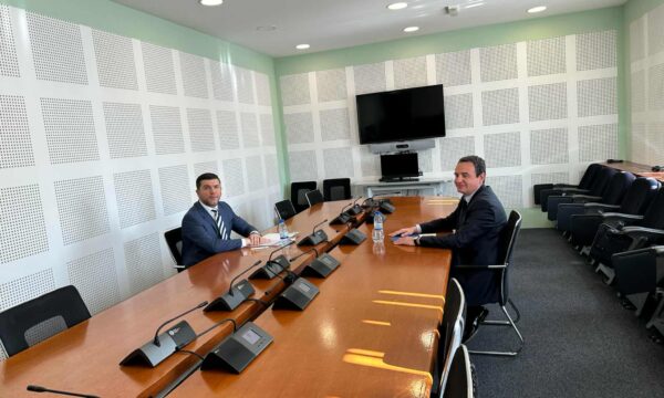 takimi-kurti-krasniqi,-muharremi:-vec-uje?-me-barke-thate-s’shkohet-shume-larg