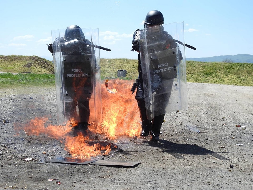 kfor-i-shqiptar-dhe-hungarez-stervisin-kunder-frikes-nga-zjarri