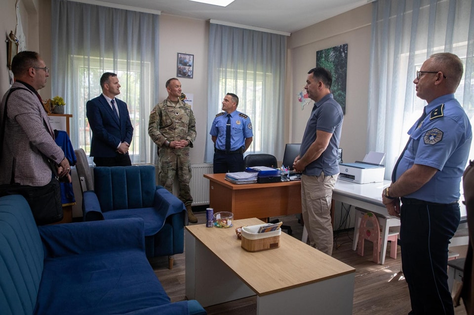 ushtaret-amerikane-te-kfor-it-ndihmojne-viktimat-e-dhunes-ne-familje