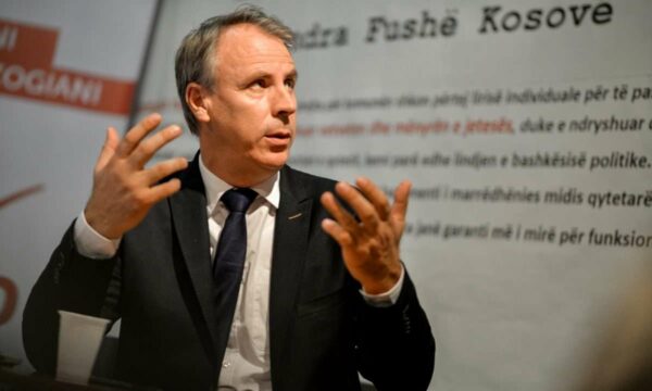 zogiani-ofron-edhe-nje-“argument”-pse-haxhiu-duhet-te-votohet:-eshte-kryetare-e-gruas-se-vv-se