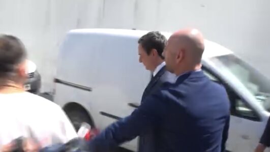 agk-ja-denon-pengimin-e-gazetarit-godanci-nga-mbrojtja-e-afert-e-kryeministrit-ne-detyre,-kurti