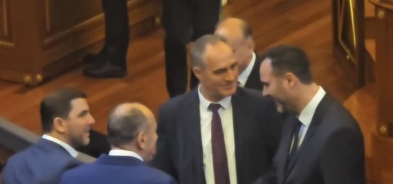 konjufca-pershendet-deputetet-e-pdk-se,-kurti-vetem-e-shikon