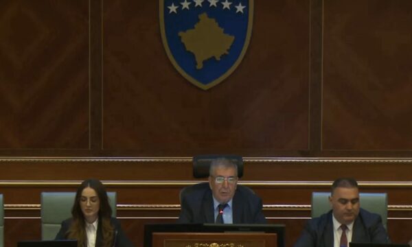 me-nje-minute-heshtje-per-deshmoret,-nis-vazhdimi-i-seances-konstituive