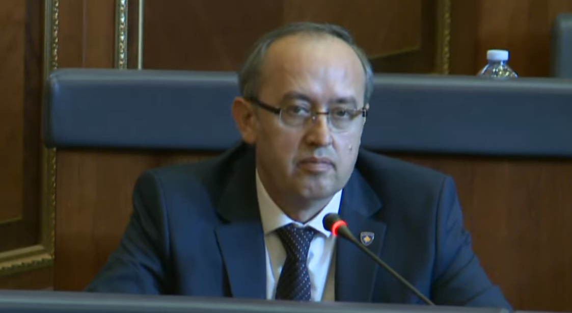 hoti-reagon-me-simbolin-e-gishtave-pas-fteses-nga-kurti