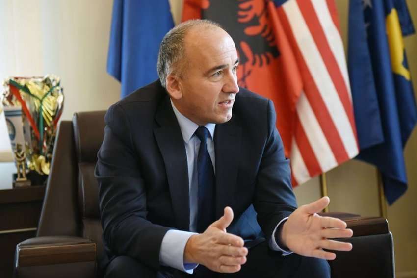 muhaxheri-ironizon-me-letren-e-kurtit:-koalicioni-vv-ldk-nuk-mundet-me-zgjate-as-pese-ore