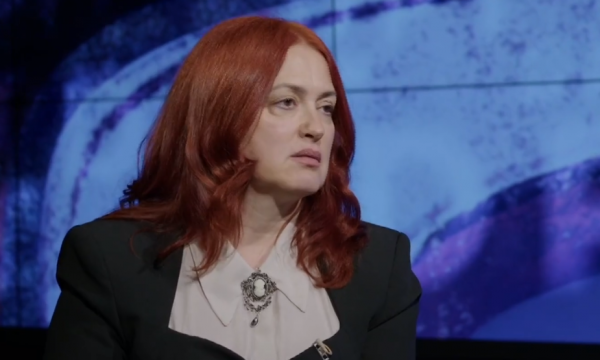 eliza-hoxha-kritikon-avni-deharin:-s’e-nderoi-me-nje-minute-heshtje-figuren-e-kaqusha-jasharit