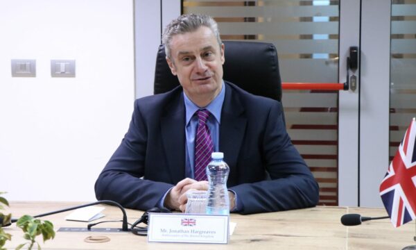 ambasadori-i-britanise-flet-per-bllokaden-institucionale:-populli-i-kosoves-po-pret-veprim