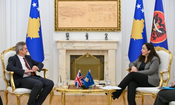 osmani-pret-ambasadorin-britanik,-flasin-per-krijimin-e-institucioneve