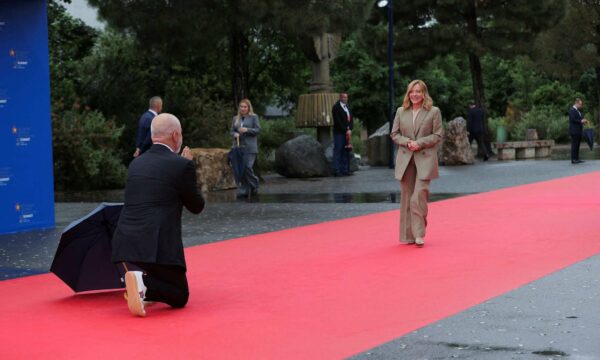 meloni-arrin-ne-tirane,-rama-i-ulet-ne-gjunje