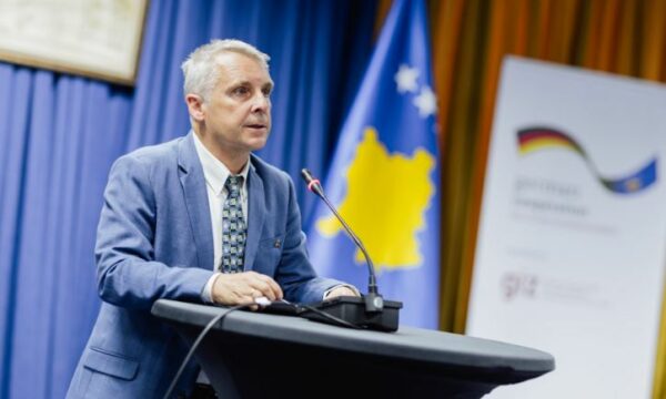 rohde-per-ngercin-politik:-edhe-ne-nje-loje-futbolli,-nese-deshton,-duhet-te-nderrohet-lojtari