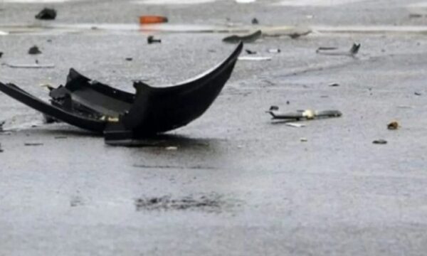 aksident-mes-nje-veture-dhe-trenit-ne-drenas,-lendohet-nje-person