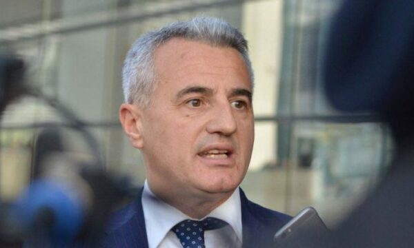 koci:-pa-ndonje-vendim-te-gjykates-kushtetuese-nuk-pres-qe-te-merren-vesh-partite-politike