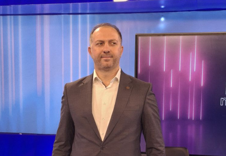 trashegimia-e-“kreativitetit”-nen-unmik:-kush-e-ndertoi-themelet-e-shtetit-te-kapur?