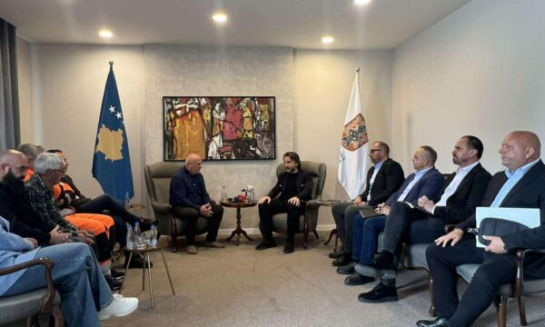 mbeturinat-ne-kryeqytet,-perparim-rama-takohet-me-sindikaten-e-“pastrimit”