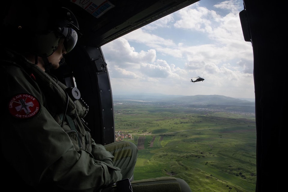 ushtaret-amerikan,-zviceran-dhe-hungarez-kryejne-fluturim-te-perbashket-ne-bondsteel