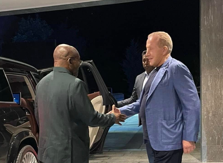 ish-presidenti-i-afrikes-se-jugut-i-shkon-ne-shtepi-behgjet-pacollit