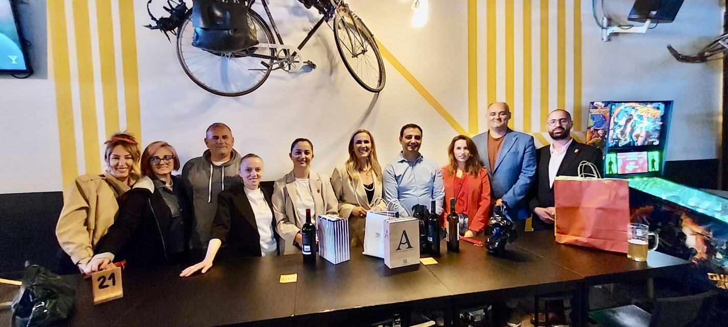 arbenesha-kuqi,-emerohet-anetare-nderi-nga-shoqata-“vatra”