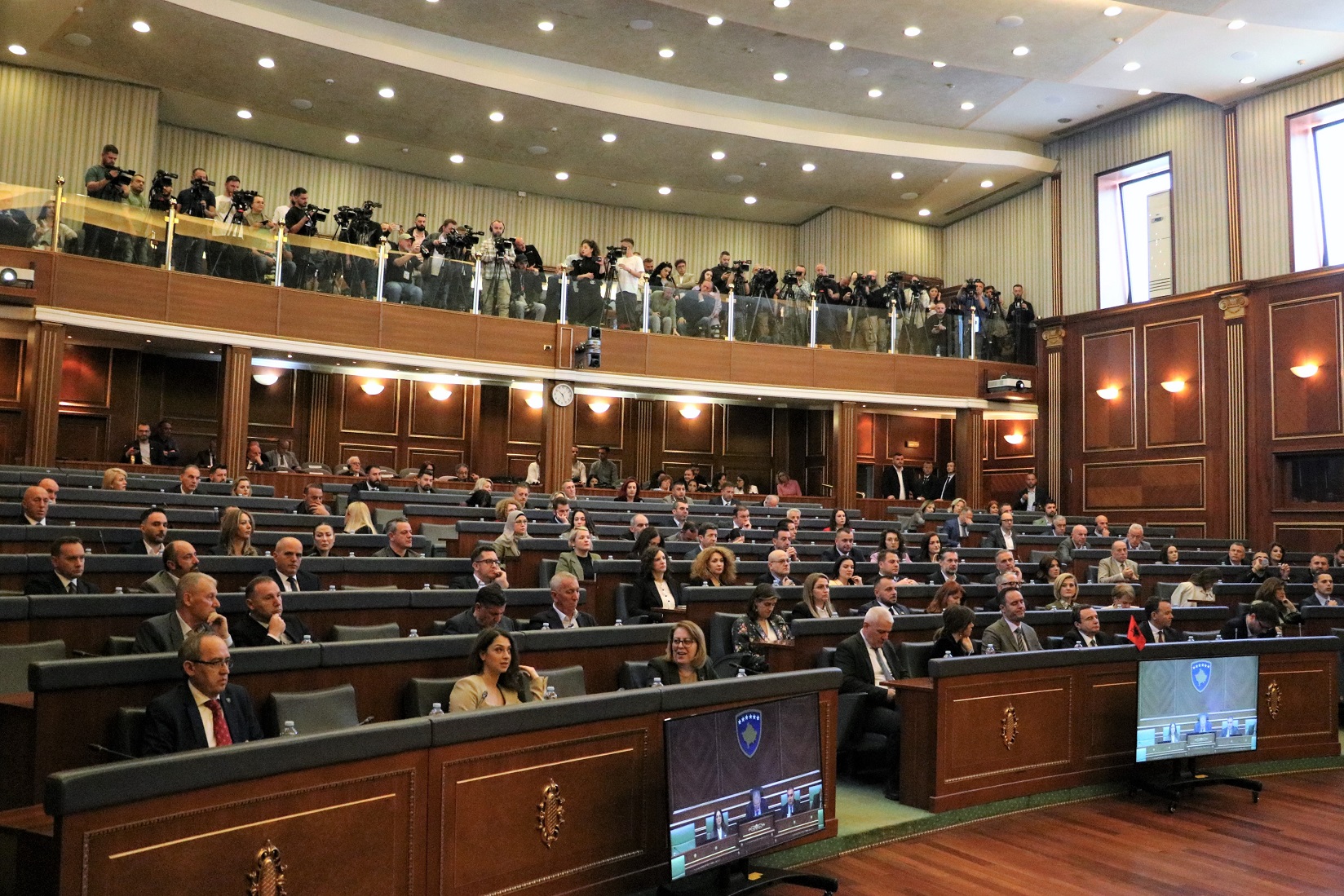 seanca-konstituive-vazhdon-neser-nga-ora-11:00,-kuvendi-del-me-njoftim