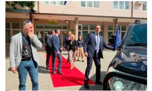 kallas-ne-mitrovicen-e-veriut,-vizita-ishte-pa-paralajmerim-dhe-pa-deklarate-per-media