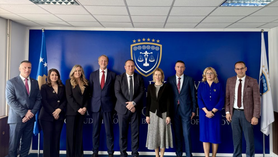 kallas-me-keshillin-gjyqesor-te-kosoves-bisedoi-per-prokuroret-dhe-gjyqtaret-serbe-te-dorehequr
