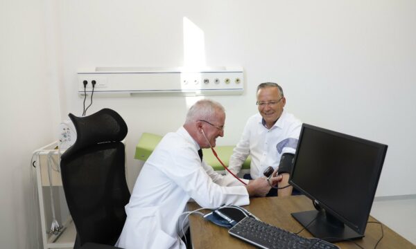 hapet-qendra-kryesore-e-mjekesise-familjare-ne-mitrovice,-bedria-hamza-pacienti-i-pare