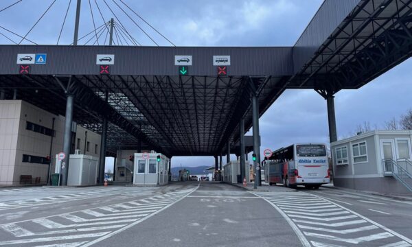 i-ofroi-ryshfet-policit-ne-merdare,-arrestohet-shtetasi-i-huaj