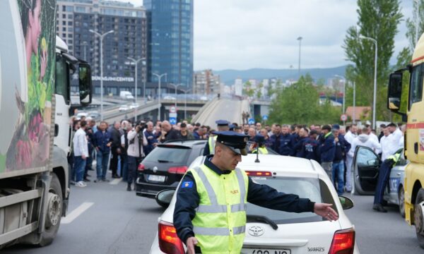 protesta-e-bizneseve,-pamje-nga-bllokimi-i-hyrjes-ne-prishtine-nga-fushe-kosova