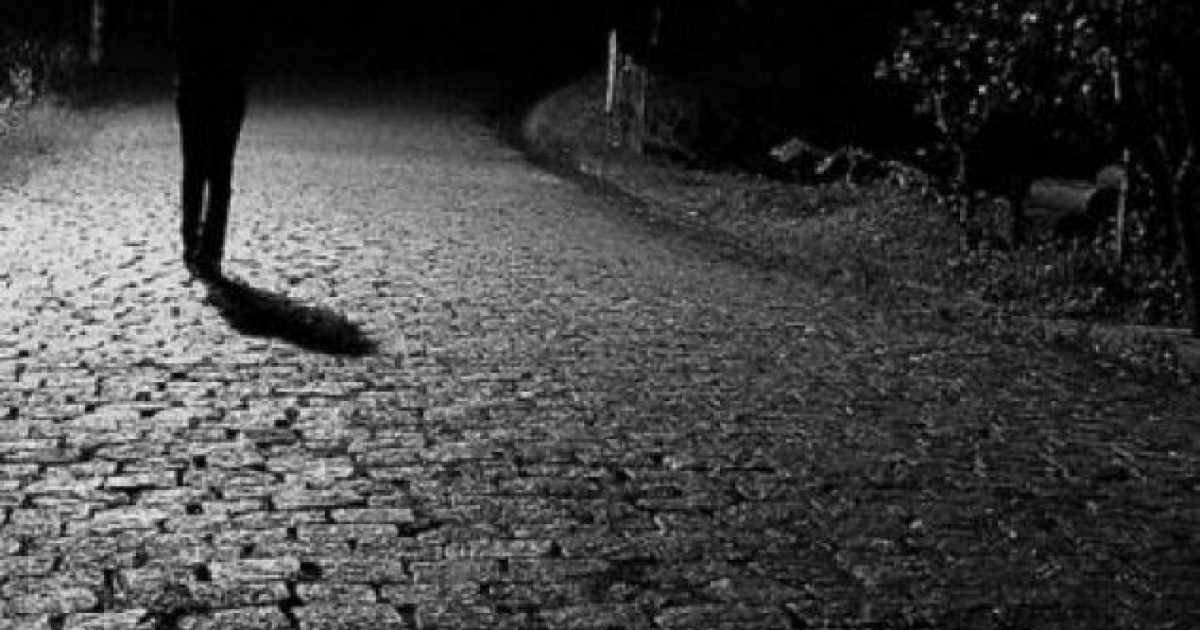 zhduket-nje-vajze-ne-fushe-kosove