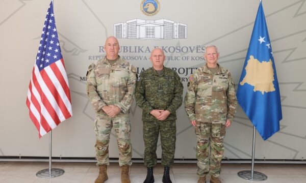 dy-gjenerale-amerikane-zbarkojne-ne-shtabin-e-fsk’se,-detaje-nga-takimi-me-komandantin-jashari