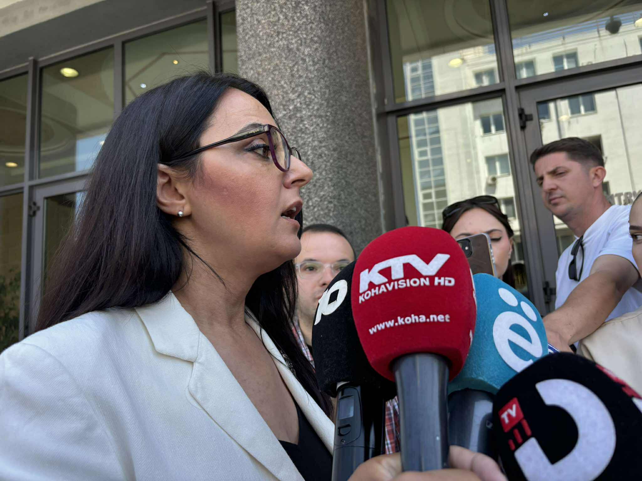 Lushaku-Sadriu ngrit shqetësime për ngërçin: Kosto e lartë për qytetarët, çmimet janë rritur