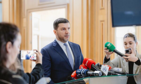 Krasniqi për takimin te Osmani: Munguan veç Kurti dhe Elek, mbajtja e dy palë zgjedhjeve përnjëherë mund të bëhet e domosdoshme