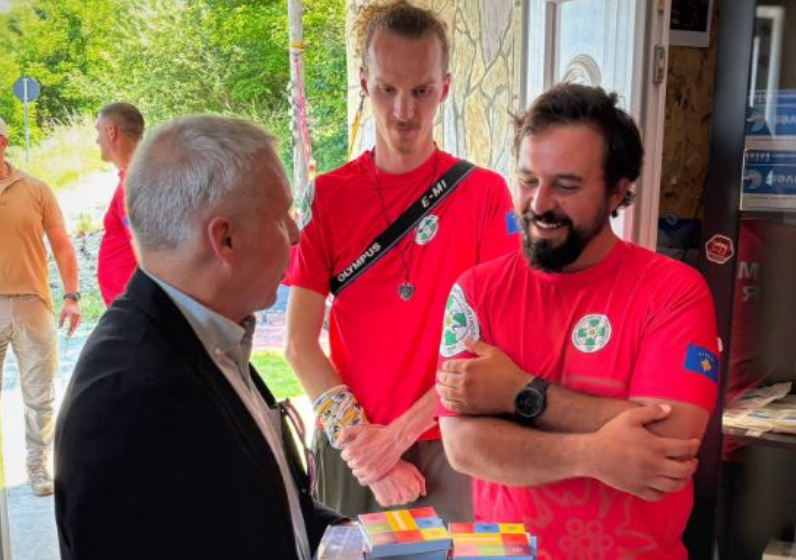 Rohde në Deçan, falënderon ekipin që shpëtoi dy turiste të huaja në bjeshkët e Sharrit