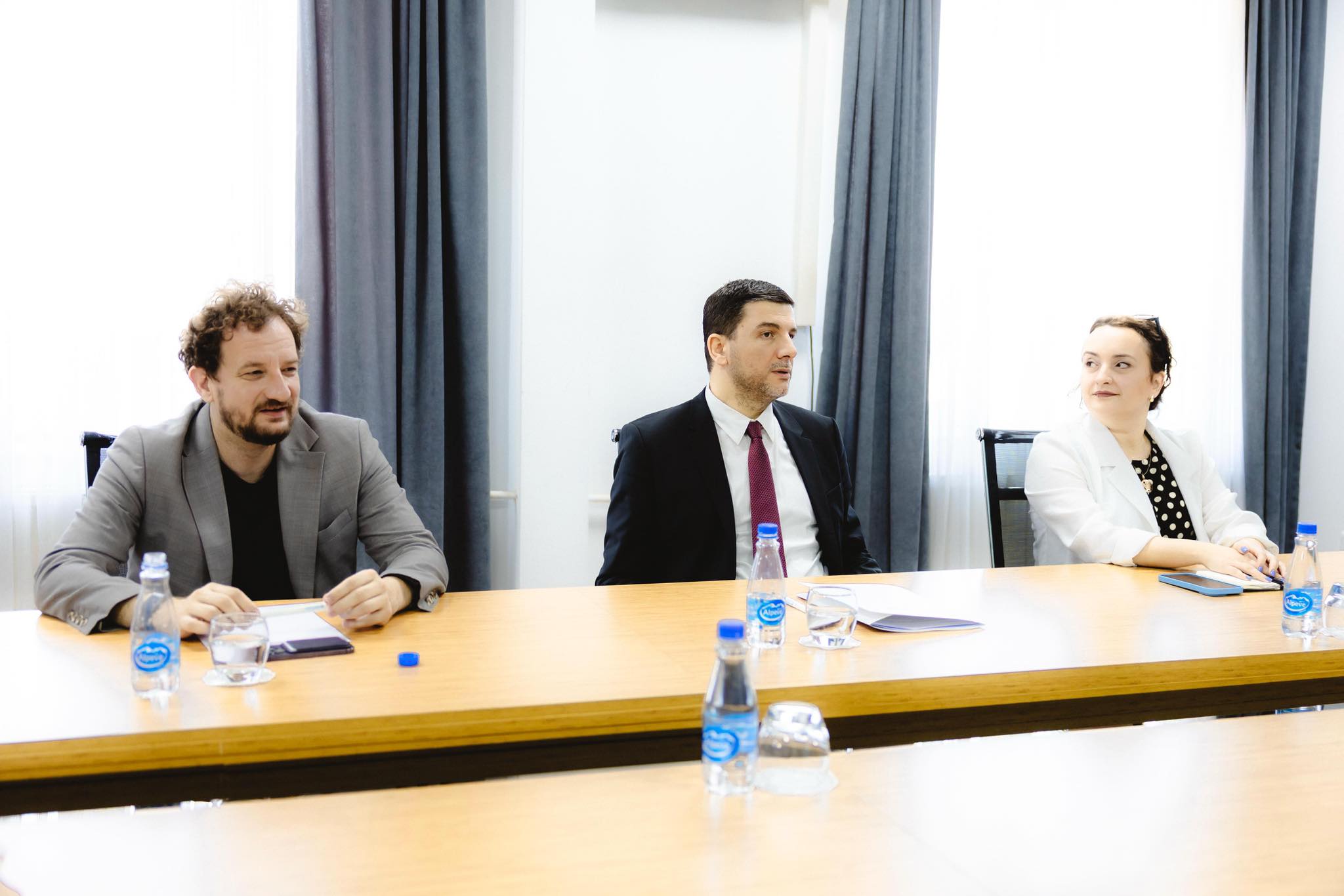 Krasniqi: Kosova ka nevojë për institucione funksionale, jo për kryeneqësi politike