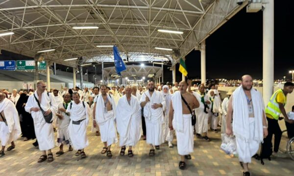 Haxhilerët e Kosovës, me flamurin e ngritur lartë, duke i kryer ritet e haxhit