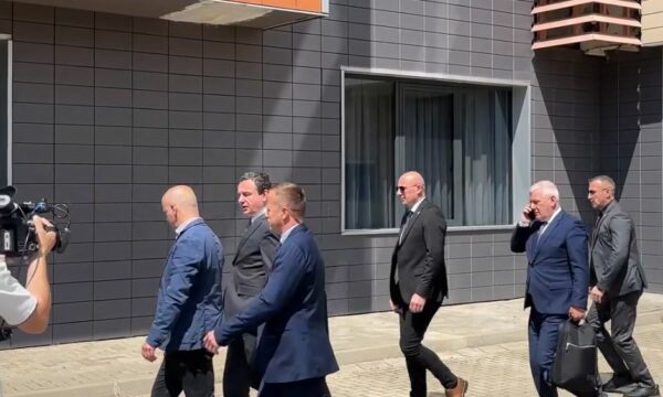 Kurti shfrytëzon një hyrje tjetër për në Kuvend, shmang ato ku janë mediat e gazetarët