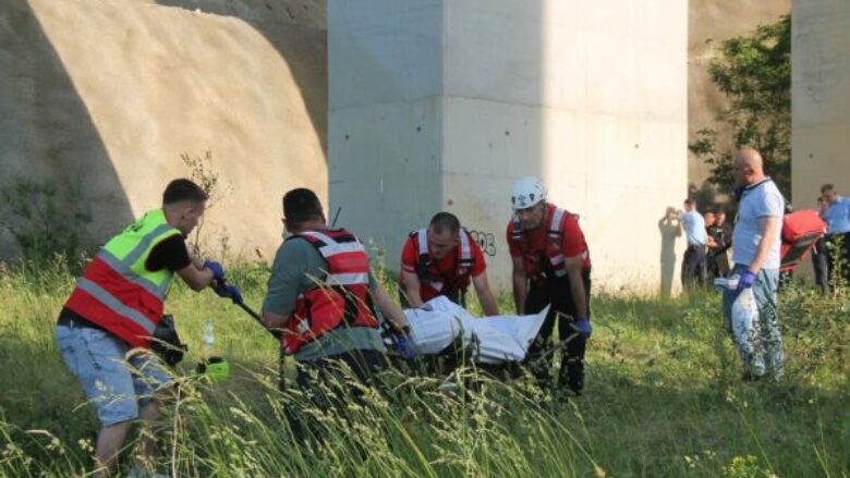 Aksidenti ndodhi në orën 05:00, policia u njoftua në orën 13:15- Çka dihet deri më tani për vdekjen e të riut