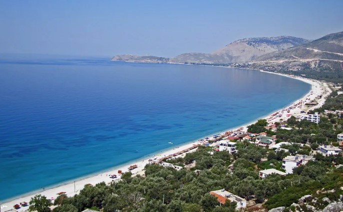 Marrëdhënie me dhunë e ngacmim seksual në plazh, 24-vjeçaret denoncojnë dy burrat në Borsh