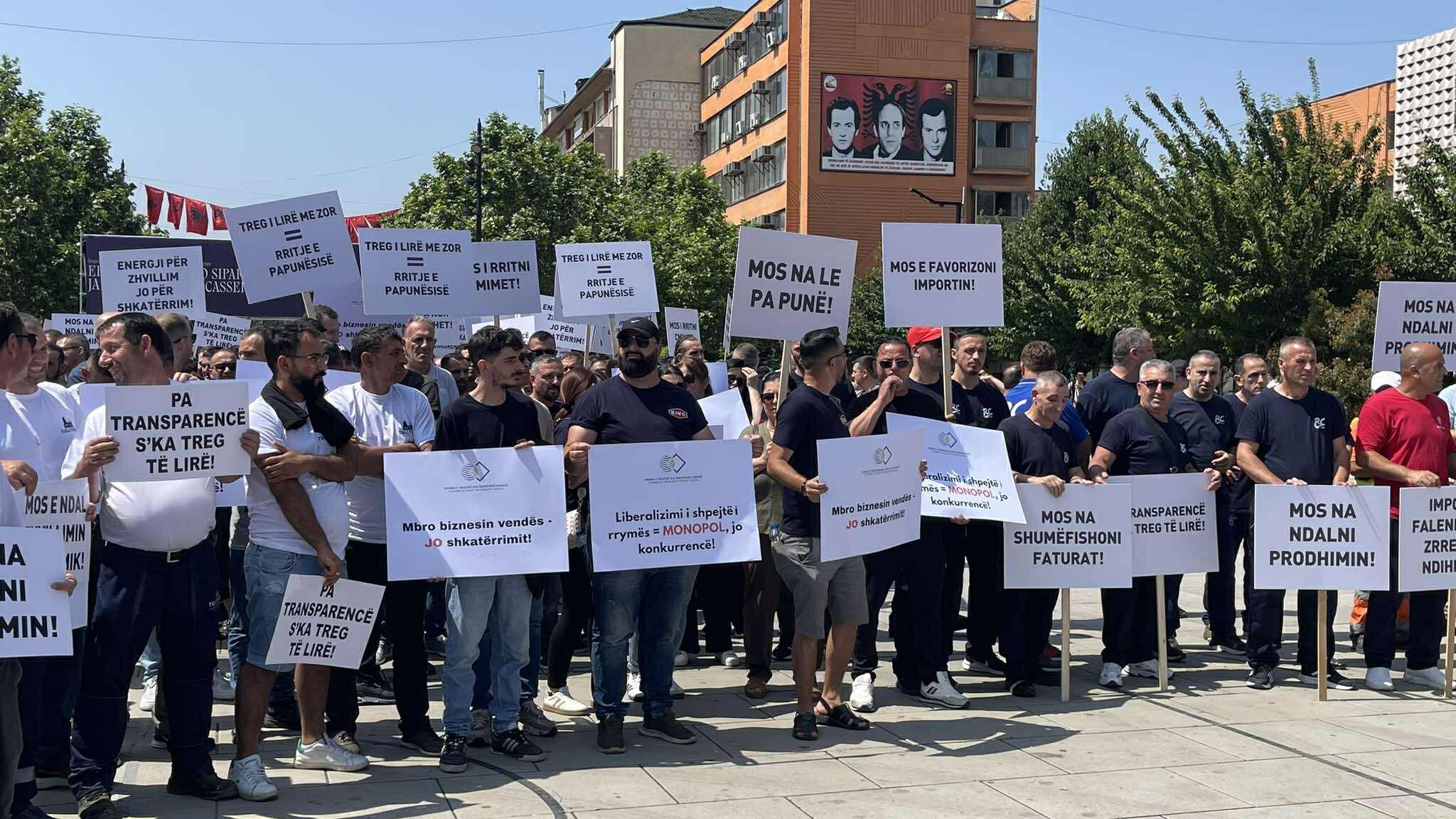 “Mos e favorizoni importin”, nis protesta e bizneseve në shesh