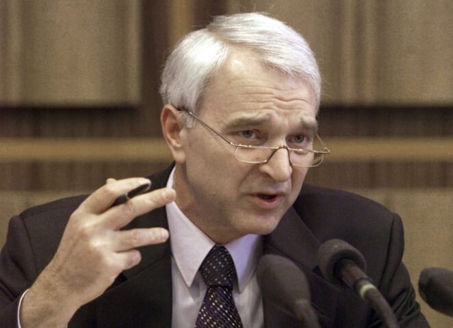 Ish-kryeministri Bukoshi varroset sot në Prishtinë