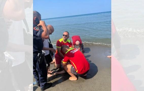 Një kosovare shpëtohet nga vrojtuesit në Shëngjin, rrezikonte të mbytej gjatë notit