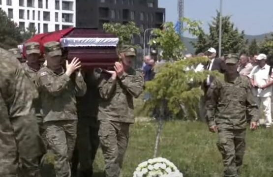 Fillon ceremonia e varrosjes së ish-kryeministrit Bujar Bukoshi