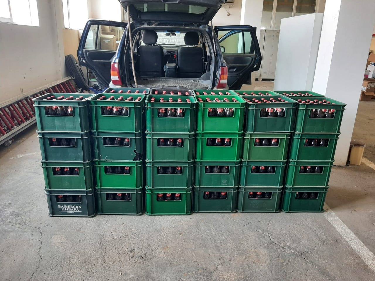 Parandalohet kontrabandimi i 47 arkave me birrë nga Serbia