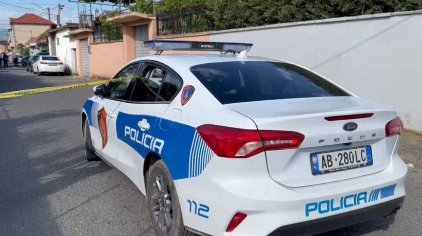 Tiranë: Burri rrah dhe kanos me mjet prerës gruan në sy të fëmijëve