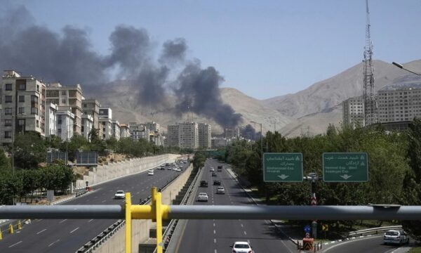 Frika nga sulmet e Izraelit, iranianët i boshatisin rrugët e Teheranit në pikë të ditës
