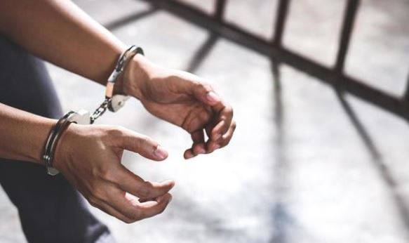 Tre të arrestuar në Vushtrri për dhunë në familje, konfiskohen edhe armë