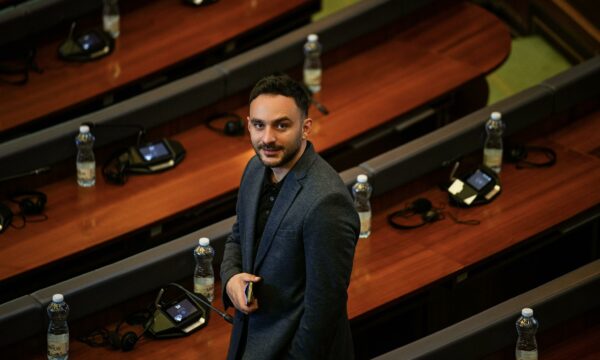 Guri i reagon Pecit për pushimet verore: Janë me kalu kohë me familje, e këta i kanë punësu krejt nëpër ministri