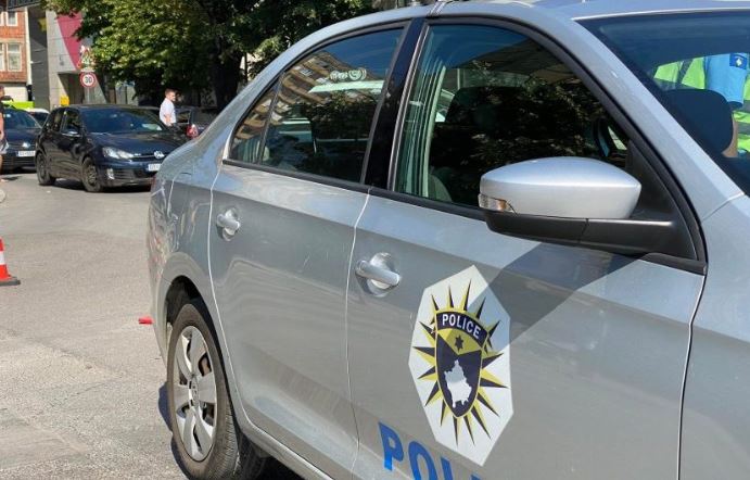 Lirohet personi që u arrestua sot para Kuvendit të Kosovës