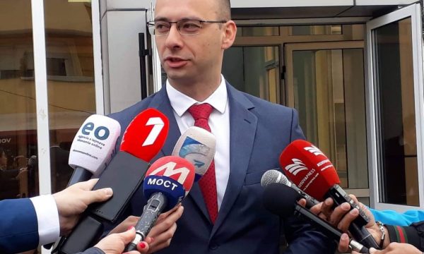 Simiq thotë se “në protesta ka qenë për t’u bërë thirrje qytetarëve për qetësi”