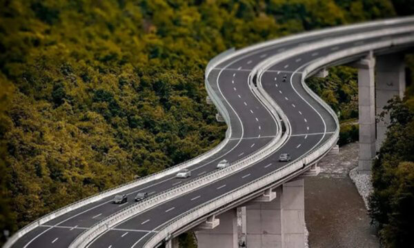 Sot mbyllen përkohësisht dy autostradat